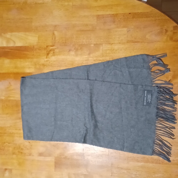 Geoffrey Beene 100% Acrylic scarf. 56" includes fringe. Gently loved. Un… - Picture 2 of 3